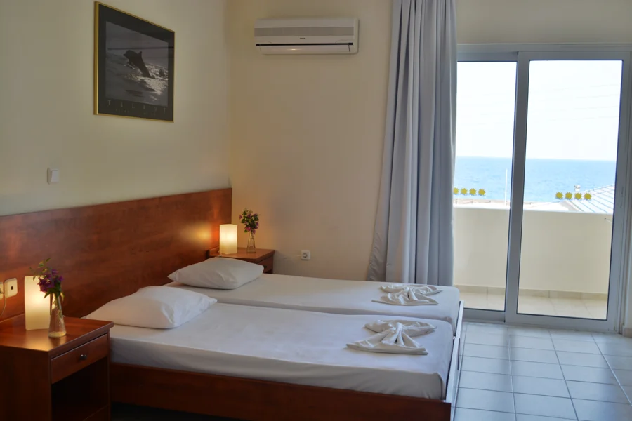The Surfhouse studio with twin beds and a balcony facing the sea